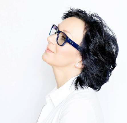 Ivana Ostřanská - portrétová fotografie designerky kabelek s modrými brýlemi na očích