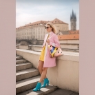 fashion foto modelky s koženou kabelkou HOLLY, v pozadí Praha